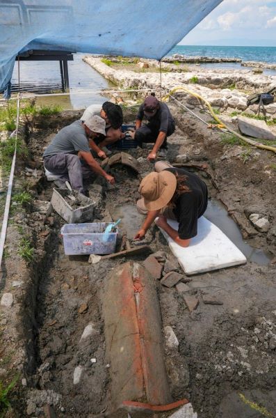 Археологи продолжают изучение затопленной базилики в Никее