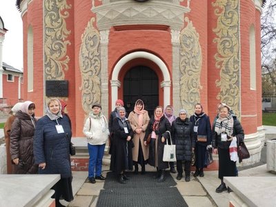 Состоялась экскурсия «Хрупкая твердыня: женские судьбы у Петровских ворот» из цикла познавательных экскурсий для участников проекта «Московское долголетие»