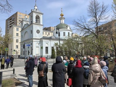 21 апреля состоялась экскурсия «Где твоё жало? Три храма о торжестве жизни над смертью» для участников проекта «Московское долголетие»