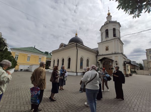 2 июня состоялась экскурсия «За Покровскими воротами: удивительные храмы московских слобод» для участников проекта «Московское долголетие»