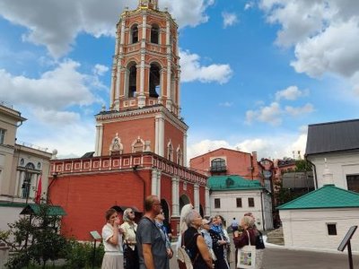 18 августа состоялась экскурсия «Хрупкая твердыня: женские судьбы у Петровских ворот» для участников проекта «Московское долголетие»