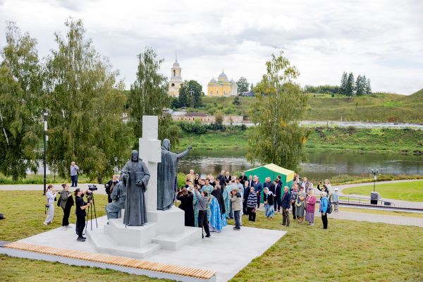 В Старице освятили памятник трём знаменитым игуменам