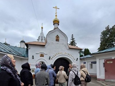 8 сентября состоялась экскурсия «Святая гора и Швивая горка: московский Афон за спиной небоскреба» для участников проекта «Московское долголетие».
