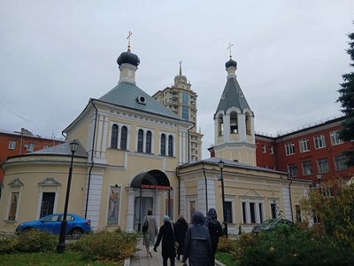 13 октября состоялась экскурсия «Храмы-пристанища: духовные гавани Якиманки» для участников проекта «Московское долголетие»