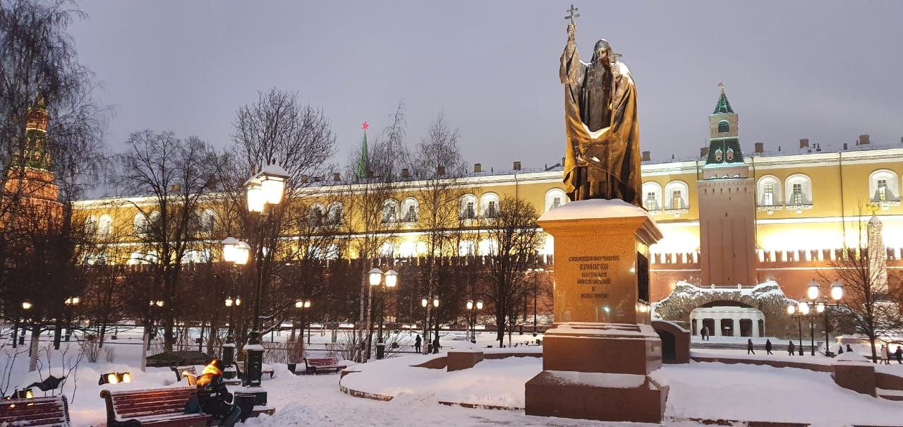 Священномученик Ермоген, Патриарх Московский и всея России, чудотворец, скончался мученической смертью от голода и жажды в этот день в 1612 году.  Поляки совместно с русскими изменниками насильно свели святого патриарха Ермогена с патриаршего престола...