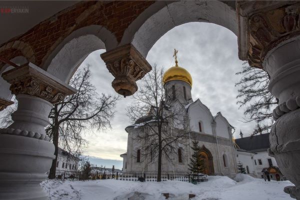 Для того чтобы поклониться преподобному Савве Сторожевскому, надо поехать в Савино-Сторожевский монастырь. Едем в Звенигород. Расстояние – 67 км. Электричка из Москвы в Звенигород отправляется с Савёловского вокзала. Время в пути: 1час 15 минут. Стоим...
