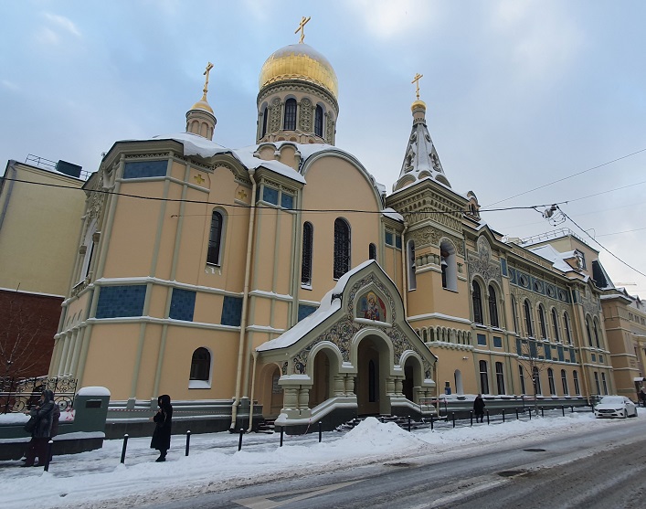 В первой половине XIX в. в России начала складываться элита торгово-промышленного мира, состоящая из купеческого сословия: династий Морозовых, Прохоровых, Рябушинских, Коноваловых, Третьяковых, Солдатенковых, Крестовниковых, Кокоревых, Губониных...