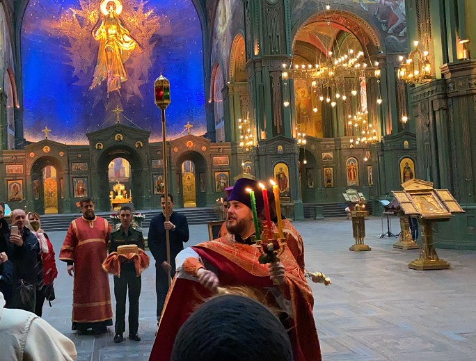 В главном Храме Вооруженных Сил России каждое утро служится Литургия. Вечерние Богослужения бывают перед большими праздниками.  Обычно утренние службы начинаются в 8:30, а вечерние – в 17:00.  Расписание Богослужений есть на сайте храма...