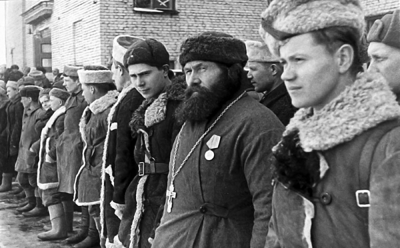 Сегодня нам неизвестно, сколько лиц духовного звания – священников и монахов – было на фронтах Великой Отечественной войны. Неизвестно и сколько их погибло, и кому из священнослужителей-фронтовиков довелось встретить Пасху 1945 года. Нет этих цифр...