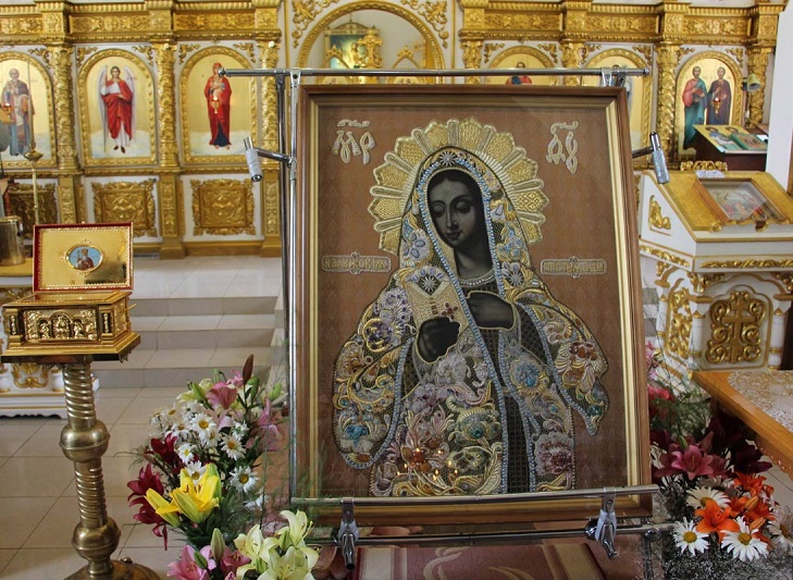 Чудотворная икона Божией Матери Калужская, память которой мы празднуем сегодня, находится в Георгиевском кафедральном соборе г. Калуга. Это, пожалуй, единственный образ Божией Матери, на котором Пречистая изображена с книгой. Явление Калужской иконы ...