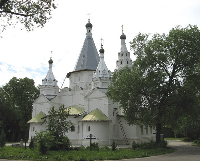 ТРОИЦКИЕ ХРАМЫ, СВЯЗАННЫЕ С РОДОМ КУТУЗОВЫХ. Деревня Фили близ Поклонной горы издревле почиталась святым местом: здесь путники кланялись Москве на прощение или перед встречей. Хотя есть и иное мнение: на этой горе встречали с поклоном государей, ...